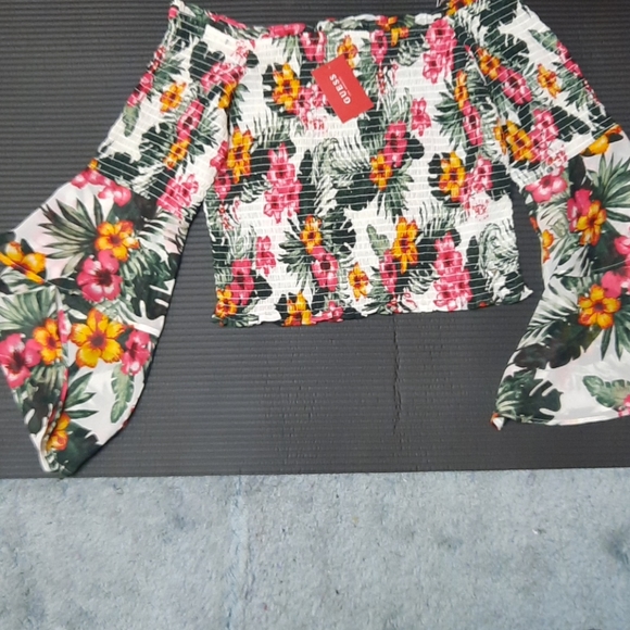 2 for $15 Guess floral off the shoulder top - Picture 2 of 5